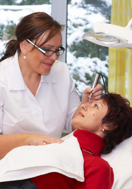 Frau Sommer bei der Permanent Make-up-Behandlung Permanent Make-up